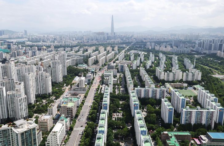 Apartment complexes are seen in Seoul's Gangnam District, Monday. Yonhap