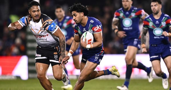 Alofiana Khan-Pereira try double powers NZ Warriors over Wests Tigers