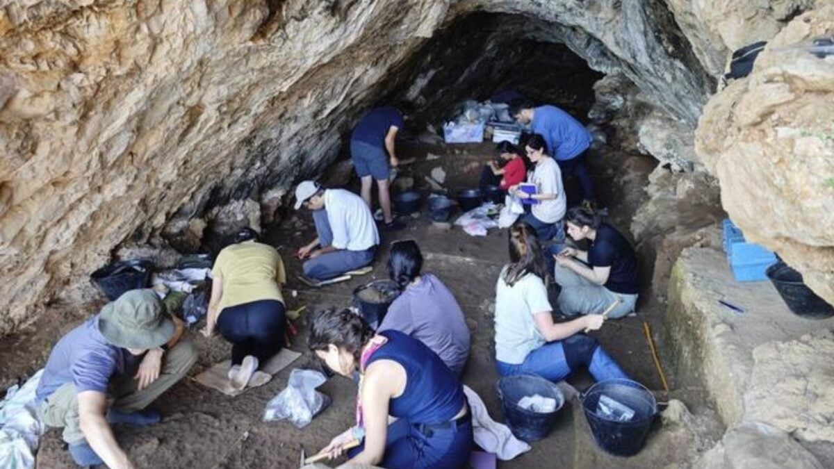Modern Humans May Have Shared Culture With Neanderthals for 20,000 Years