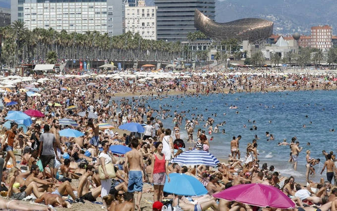 People cool off at Sant Sebastia and Sant Miquel beaches in Barceloneta neighborhood in Barcelona, Spain, August 16, 2015. Photo by Reuters