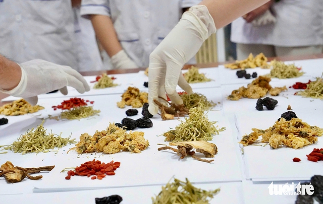 How traditional medicine herbs are processed at Ho Chi Minh City Traditional Medicine Institute - Ảnh 4.