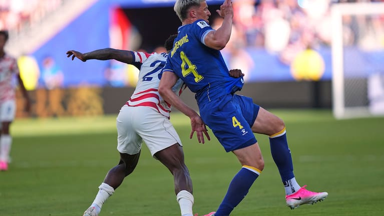 United States' Folarin Balogun (20) puts his foot down on Bosnia's Tarik Muharemovic (4) for which he received a red card during the World Cup round of 32 soccer match between the United States and Bosnia in Santa Clara, Calif., near San Francisco, Wednesday, July 1, 2026.