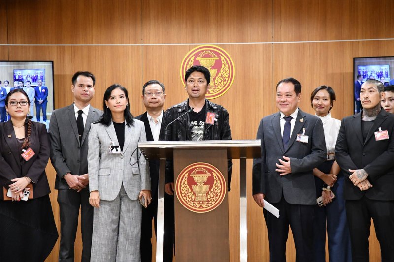 Rocker Seksan Sookpimay, better known as Sek Loso, centre, was one of four former inmates invited on Tuesday to testify before a House committee on prison reform to share their experiences and make recommendations. (Photo: parliament)