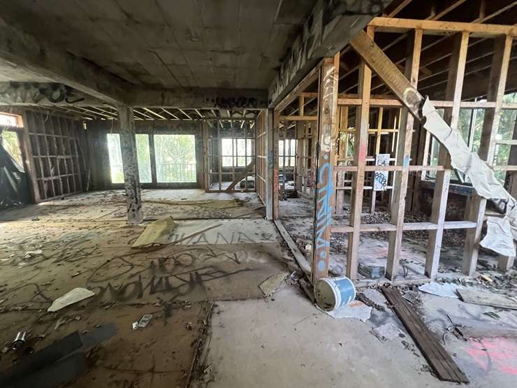 OneRoof gets an exclusive tour of a once-derelict home on Seaview Road, in Auckland's Remuera. Video / Fiona Goodall