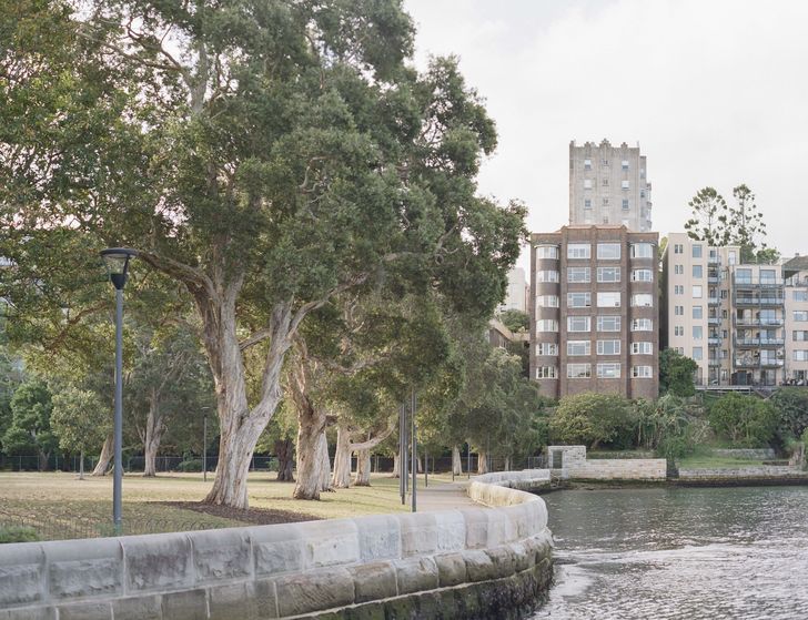 Apartment on the Loop occupies the top floor of Ulverstone, a 1938 waterfront block at Elizabeth Bay designed by Charles H. Christian.