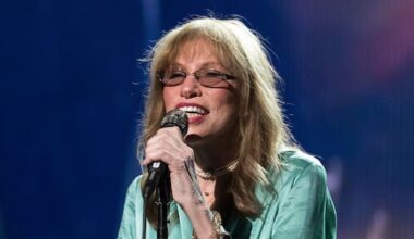 Singer Carly Simon diagnosed with Parkinson's, treated for skin cancer