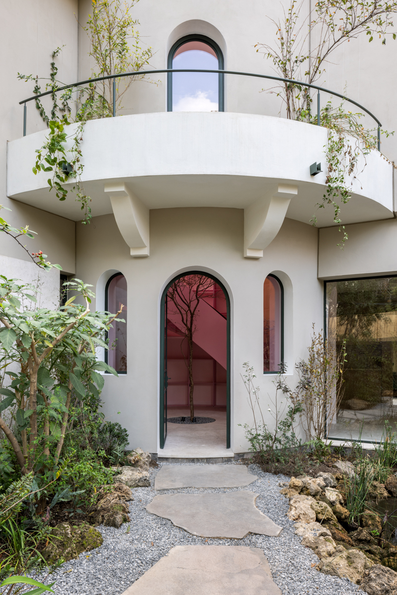 casa kiki revives a 1930s california style home around a pink turret in mexico city 2