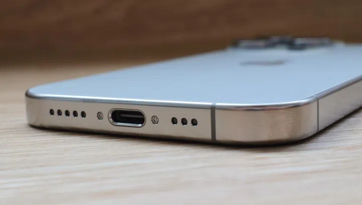 Wireless charging via MagSafe or Qi2 on the Apple iPhone 16 Pro is up to 25W. Photo: HWZ