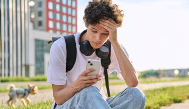 Heavy internet use may raise mental health risks for college men