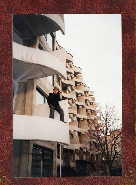 Harry Seidler on balcony at his design in Wohnpark Neue Donau, Vienna,1999.
