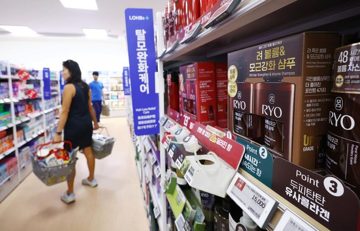 People shop at a supermarket in Seoul, Wednesday. Yonhap