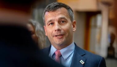 Seymour suggests smartphone ban for under-16s