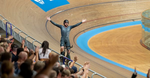 Para-cyclist Devon Briggs wins Commonwealth gold, sets new record