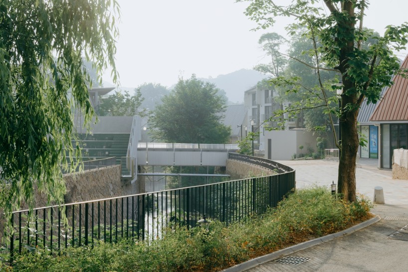 four inclined planes transform this bridge into a place for leaning, drawing and observing - 1