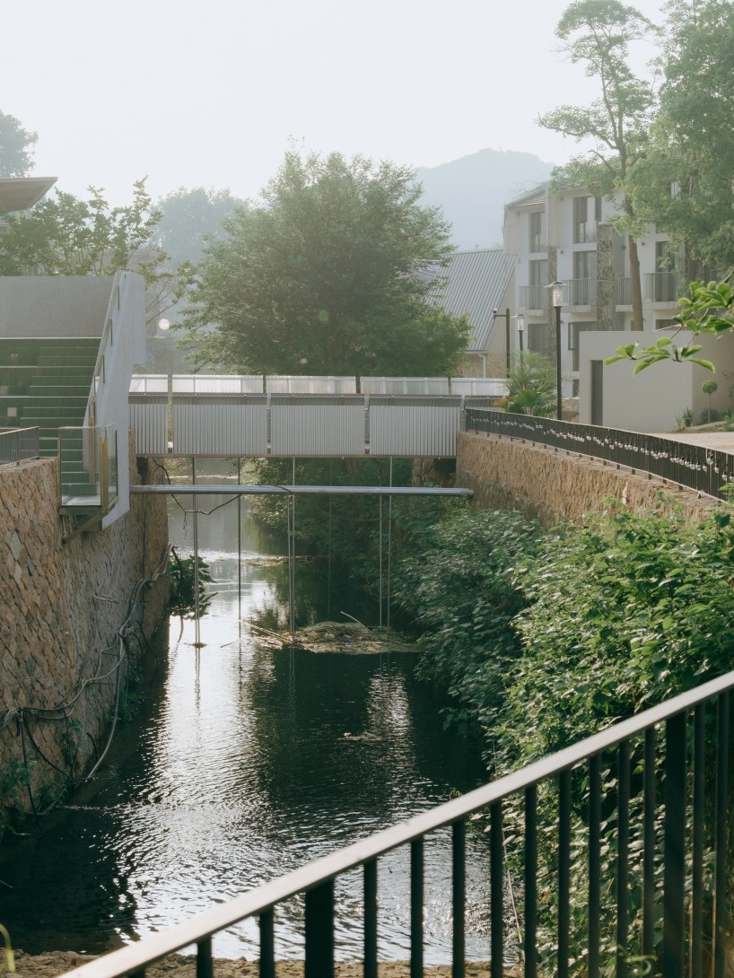 four inclined planes transform this bridge into a place for leaning, drawing and observing - 2
