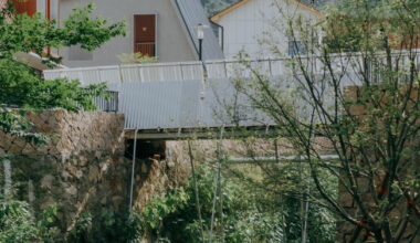 four inclined metal planes transform this bridge into a place for leaning and observing