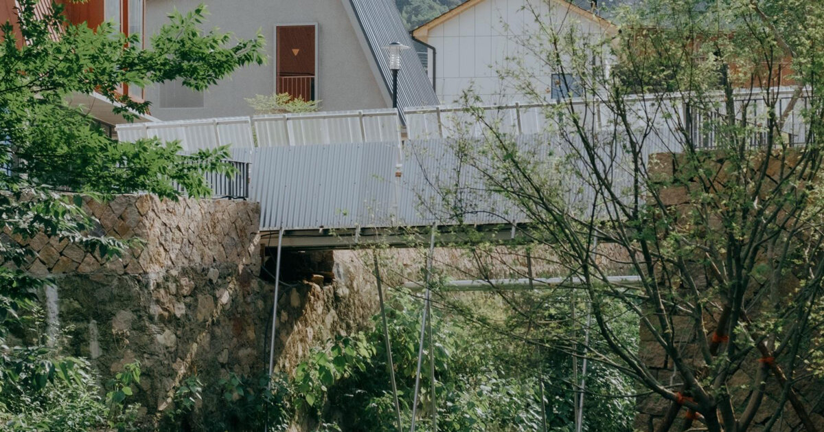 four inclined metal planes transform this bridge into a place for leaning and observing