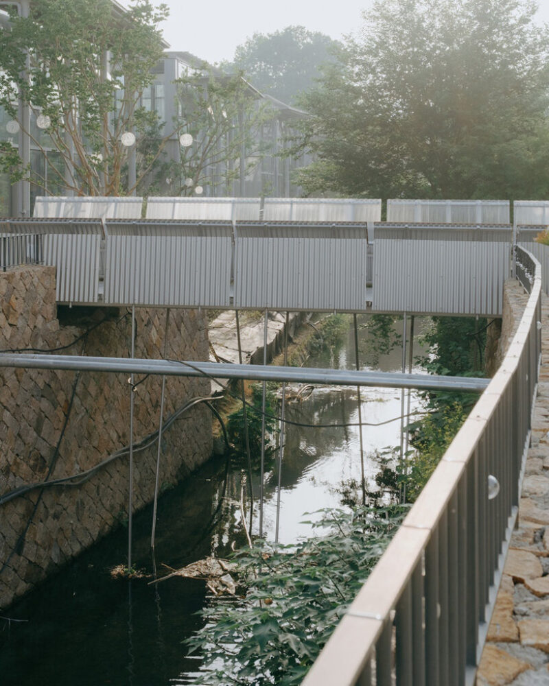 four inclined planes transform this bridge into a place for leaning, drawing and observing - 6