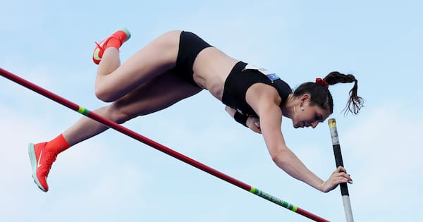 Eliza McCartney wins gold in women's pole vault, Ayris takes bronze