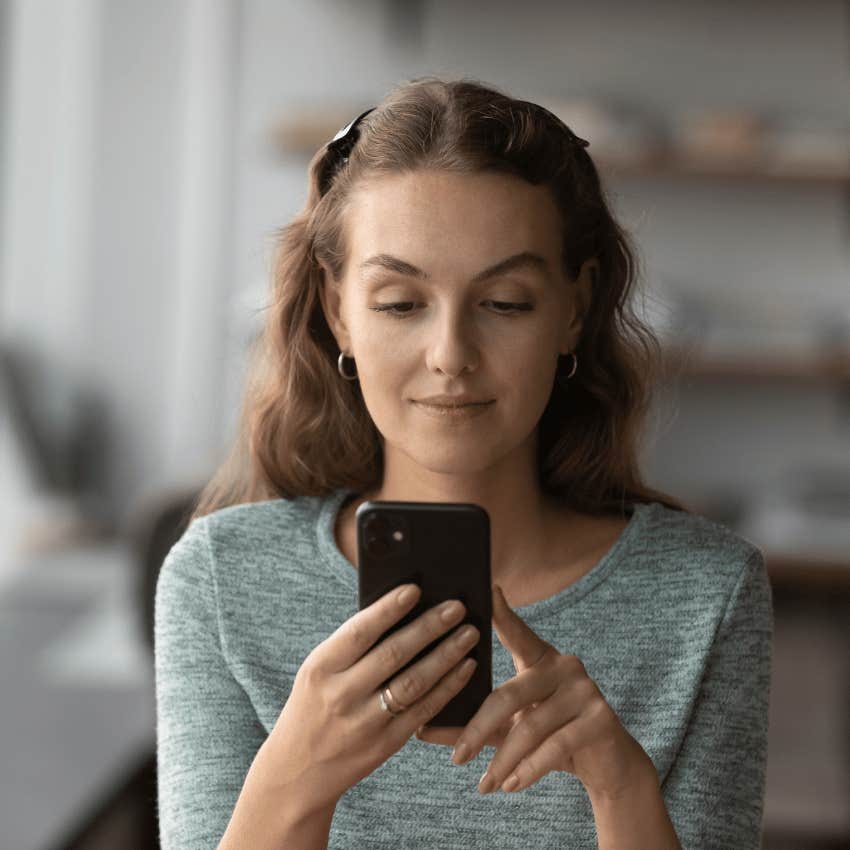 woman using smartphone to do basic math lost the every day skill of mental math