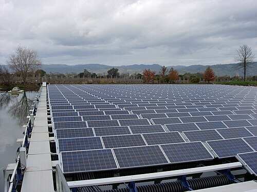Floating photovoltaic on an irrigation pond. Image Credit: Wikipedia Farniente2