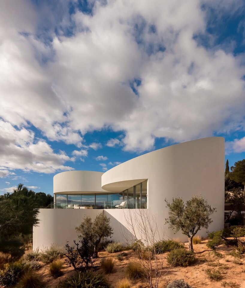 five intersecting cylinders shape fran silvestre arquitectos' house in madrid - 2