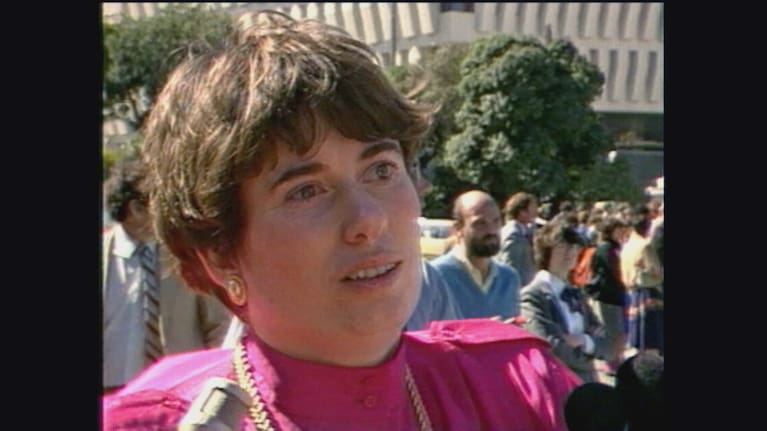 Fran Wilde speaks outside Parliament after the Coalition of Concerned Citizens present their petition in 1985.
