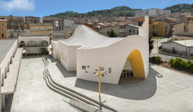 flowing roof and fluid concrete walls frame santa barbara parish complex
