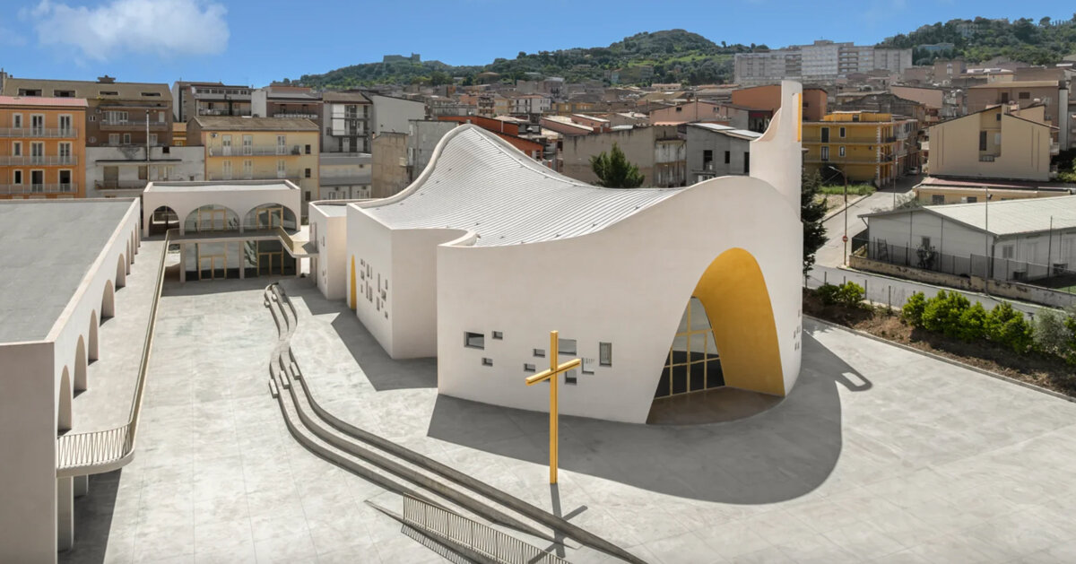 flowing roof and fluid concrete walls frame santa barbara parish complex