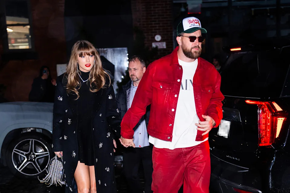 Travis Kelce and Taylor Swift walking in NYC