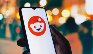 Reddit shares fall as reported Google AI licensing dispute raises traffic concerns (NYSE:RDDT)