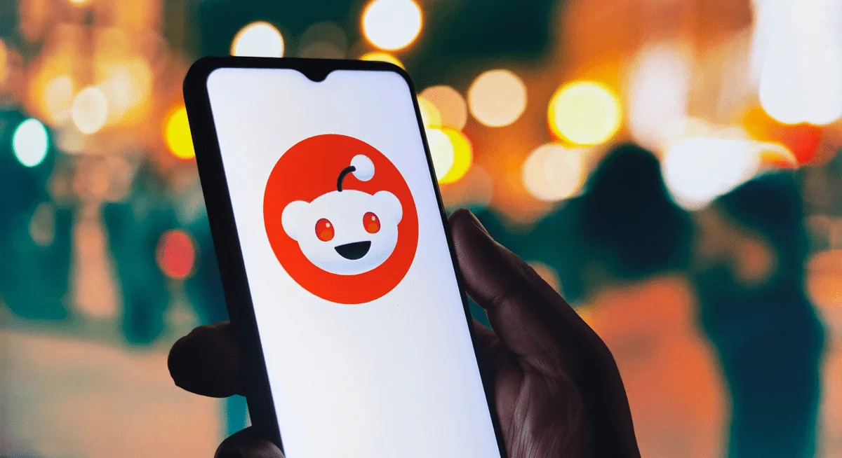Reddit shares fall as reported Google AI licensing dispute raises traffic concerns (NYSE:RDDT)