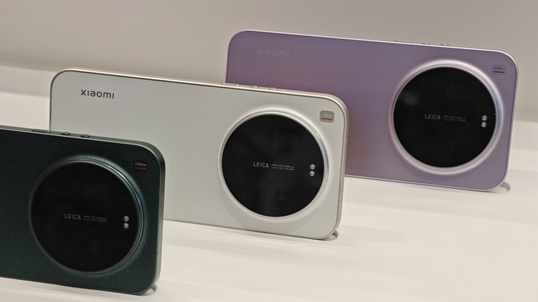 The Xiaomi 17 Ultra: Color options and rear camera module detail.