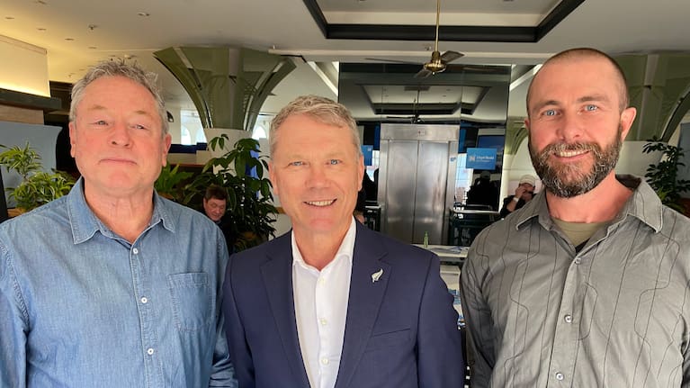 Justice Minister Paul Goldsmith (centre) with Whangārei District Council politicians David Baldwin (left) and Matt Yovich during his visit to the city to talk about law and order. (Source: Susan Botting / Local Democracy Reporter Northland)