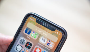 Why There's A Flashing Red Light On Your iPhone Screen