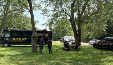 Attempt to save a struggling swimmer leaves 5 dead in US river