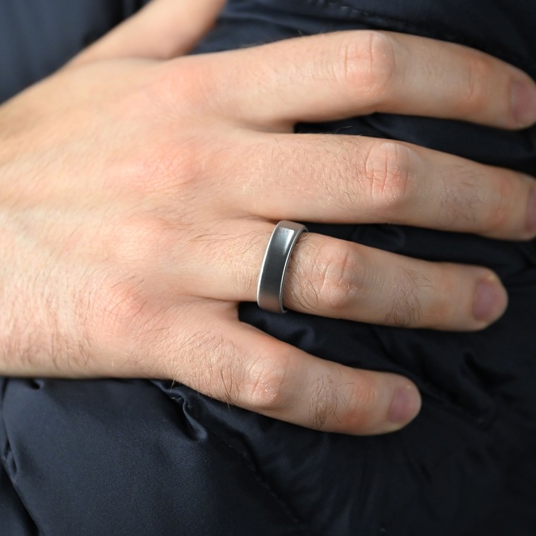 A close up of an Oura Ring 5 on the hand of the writer.