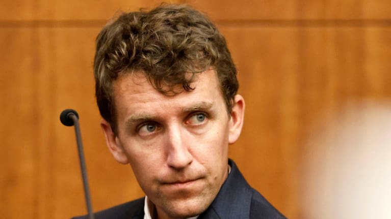 Patrick Clancy glances over at the defence table and his ex-wife Lindsay Clancy is seated during her murder. (Source: Greg Derr/The Patriot Ledger via AP, Pool)
