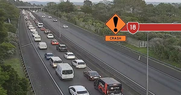 'Expect delays' after two crashes on Auckland motorway