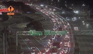 'Expect delays' after three-vehicle crash on Auckland's SH1