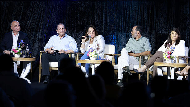 National Economic Conference panel: Erez Balasham, Nitzan Sandor, Shaul Schneider, Yodfat Afek Arazi, Daniel Sofer (Orel Cohen) הוועידה כלכלית לאומית - מליאה כלכלית - פאנל חופית כהן אולאי כלכליסט ארז בלשה מייסד ומנכ"ל קרן ג'נריישן קפיטל ניצן סנדור ראש חטיבת הייעוץ המשפטי בנק לאומי שאול שניידר יו"ר נמל אשדוד יודפת אפק ארזי יו"ר נת"ע דניאל סופר מ"מ מנכ"ל מקורות וידאו