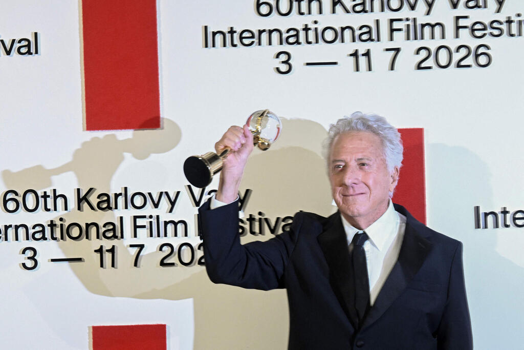 Dustin Hoffman at the Karlovy Vary Film Festival (Photo: AFP/MICHAL CIZEK) דסטין הופמן והקריסטל גלוב שלו