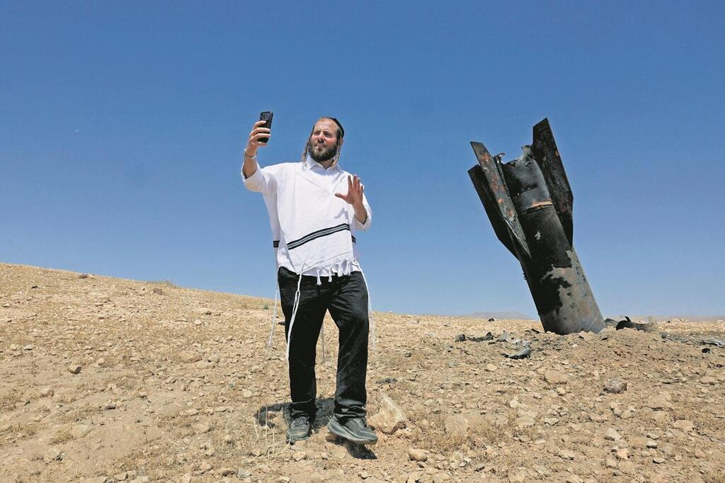Photo: Ammar Awad/Reuters שברי הטיל האיראני שנחת ביו"ש ביום שני השבוע