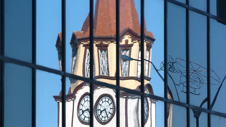 Rotorua's clock tower reflected in a nearby building. (Source: Kelvin Teixeira)