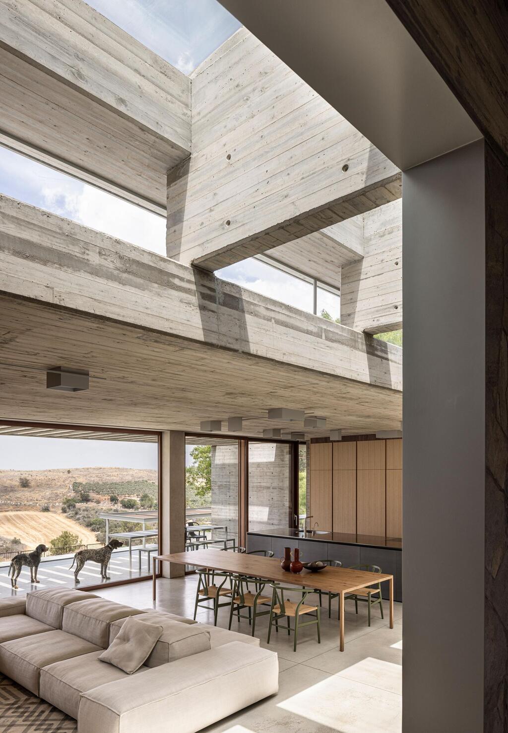 A look at the ceiling reveals the home’s distinctive design, above the kitchen and dining area (Photo: Amit Geron) הבית היפה בישראל, תכנון: פיצו קדם אדריכלים