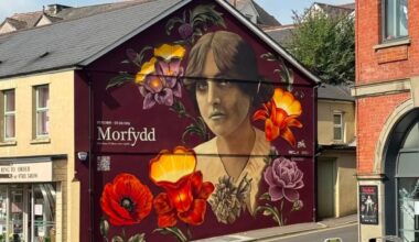 Giant mural of iconic musician appears in Welsh town