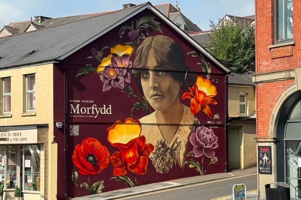 Giant mural of iconic musician appears in Welsh town