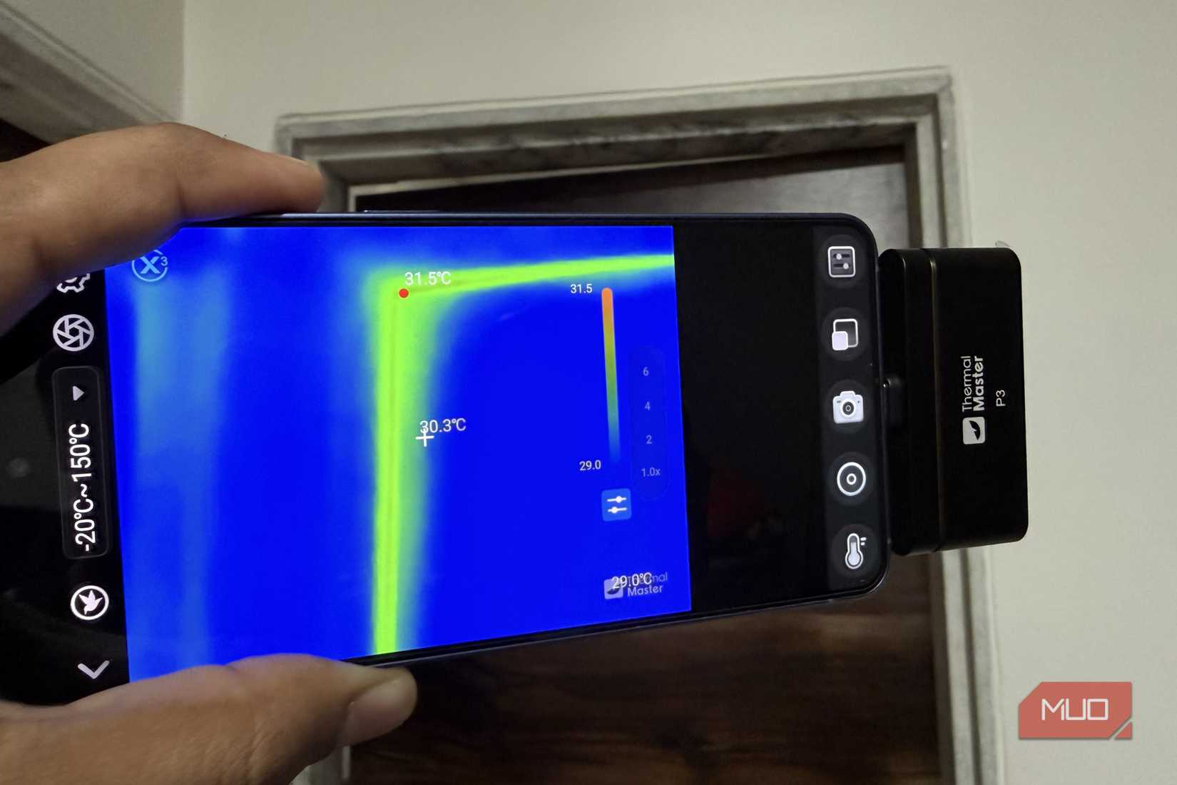 Thermal camera showing thermal leakage near a door