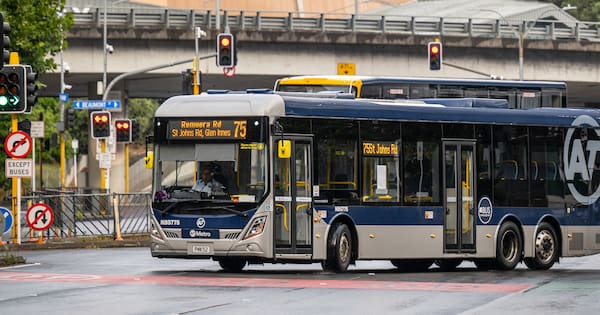 Fine weather and students help lift Auckland buses to record usage