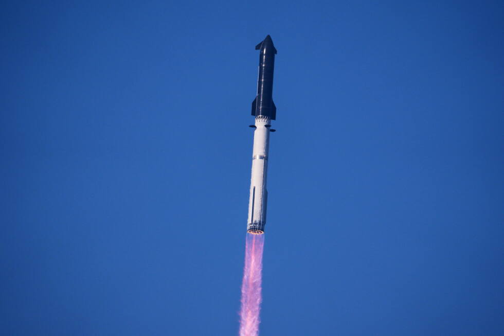 SpaceX launches Starship on latest test flight with Starlinks